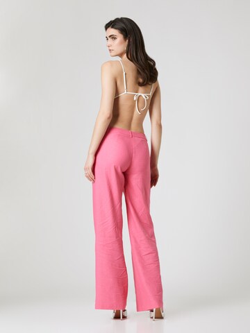 Loosefit Pantaloni con pieghe 'Valeria' di LENI KLUM x ABOUT YOU in rosa