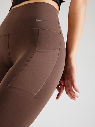 Skinny Pantaloni sportivi 'UNIVERSA' di NIKE in marrone