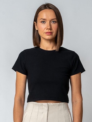 GORG Shirt 'Geripptes Cropped T-Shirt' in Black