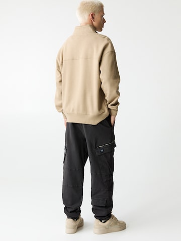 Pull&Bear Tapered Cargo trousers in Grey
