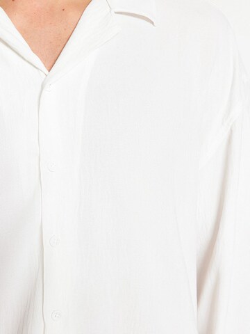 Trendyol Comfort Fit Hemd in Weiß