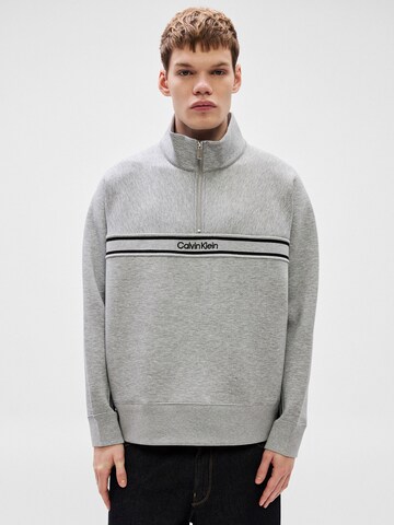 Calvin Klein JeansSweater majica 'SPACER' - siva boja: prednji dio
