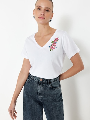 T-shirt Trendyol en blanc : devant