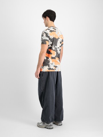 ALPHA INDUSTRIESMajica 'Camo' - miks boja boja