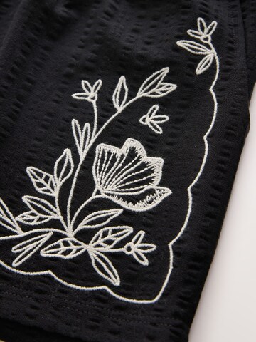 Next Regular Shorts in Schwarz