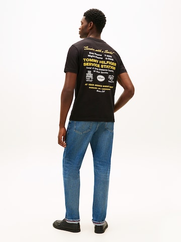 Tricou 'SERVICE STATION' de la TOMMY HILFIGER pe negru: față
