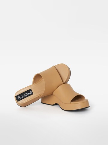 Mule Bershka en beige