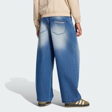 ADIDAS ORIGINALS - Pierna ancha Pantalón vaquero plisado en azul