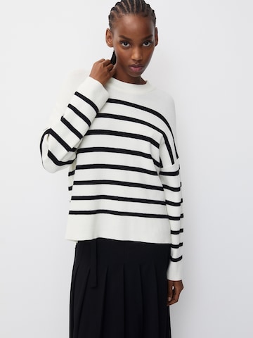 Pull&Bear Sweater in White: front