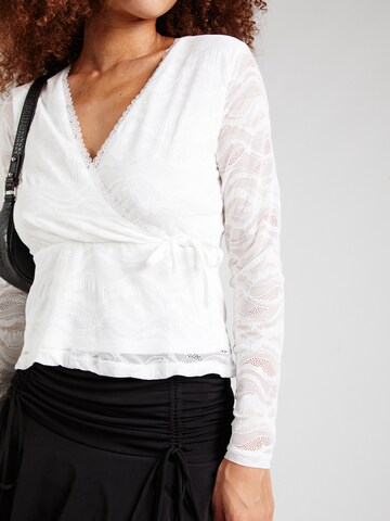 T-shirt 'Loretta' ABOUT YOU en blanc