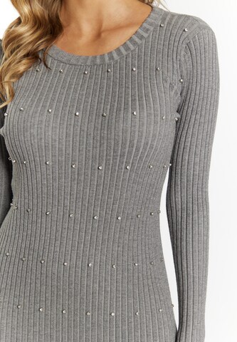 Abito in maglia di faina in grigio