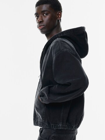 Hanorac de la Pull&Bear pe negru