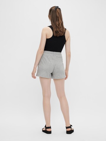 PIECES Regular Shorts 'Chilli' in Grau