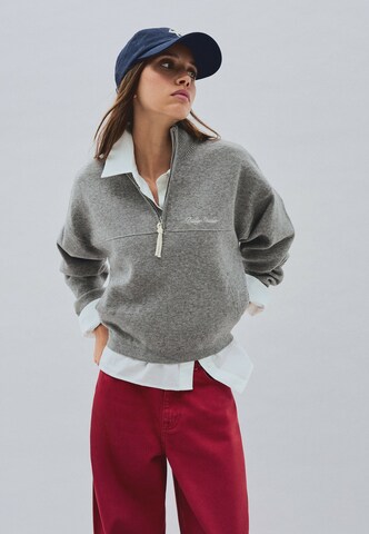 Bershka Sweater in Grey: front