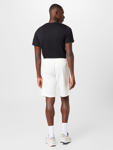 Nike Sportswear Loosefit Kalhoty 'REPEAT' – bílá