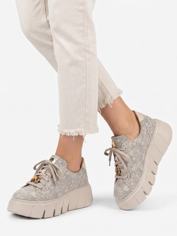 Maciejka Sneakers laag in Beige: voorkant