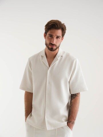 ABOUT YOU x Kevin Trapp Regular fit Button Up Shirt 'Leopold' in White: front