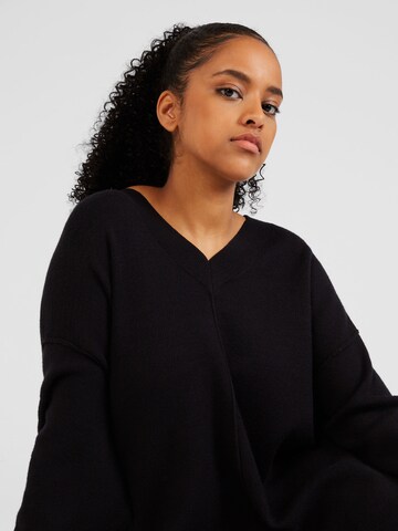 Vero Moda Curve Oversized sweater 'Gold' in Black