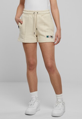 Karl Kani Regular Shorts in Beige: Vorderseite
