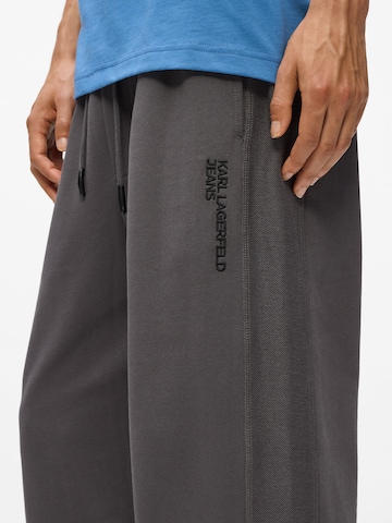 KARL LAGERFELD JEANS Loosefit Kalhoty – šedá