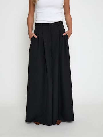 Peppercorn Wide leg Pants 'Silia' in Black: front