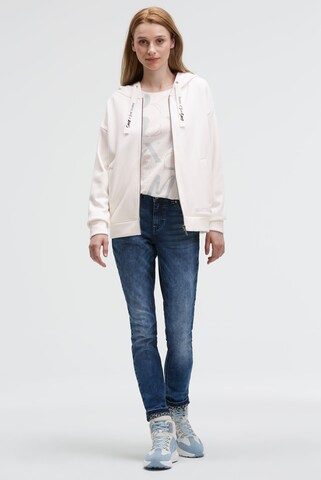 Soccx Kapuzensweatjacke mit Glossy-Rücken-Artwork in Weiß