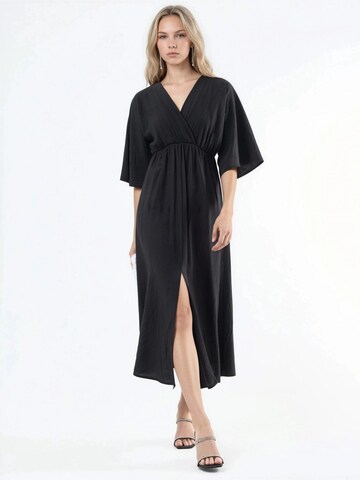Busem Midi Kleid in Schwarz