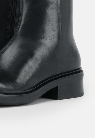 VAGABOND SHOEMAKERS Ankle Boots 'KARLIE' in Black