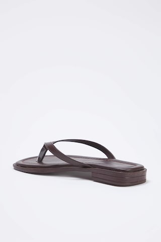 Trendyol - Sandalias de dedo en marrón: frente