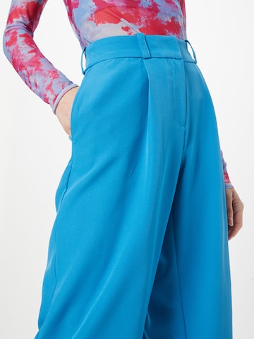 SOMETHINGNEW Široke hlačnice Hlače z naborki | modra barva