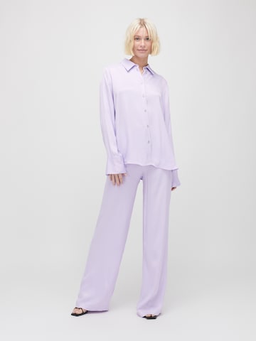 ABOUT YOU x VIAM Studio - Camisa 'MARILYN' em roxo