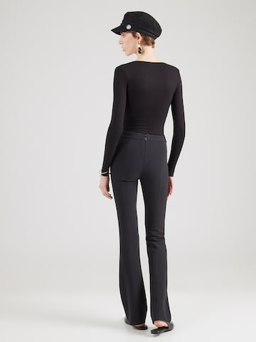 GUESS by Marciano Rozkloszowany krój Spodnie 'MAYE' w kolorze czarny