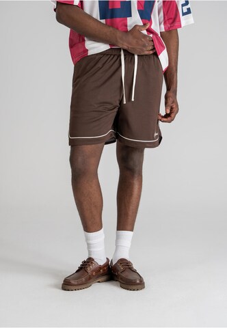 Loosefit Pantalon Prohibited en marron : devant
