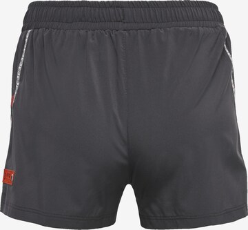 Hummel Regular Sportshorts in Grau