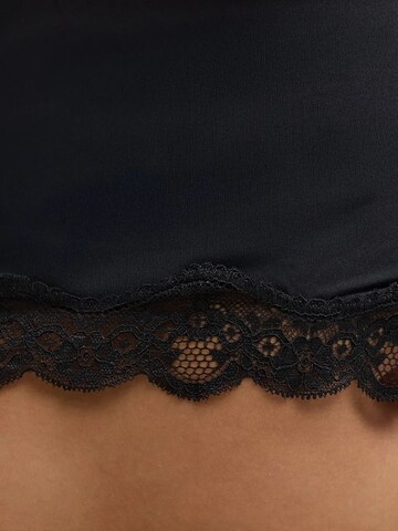 cfab (formerly creamy fabrics) Topp 'Deep Neck Lace Top' i svart