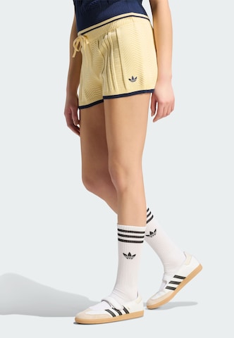 regular Pantaloni di ADIDAS ORIGINALS in giallo: frontale