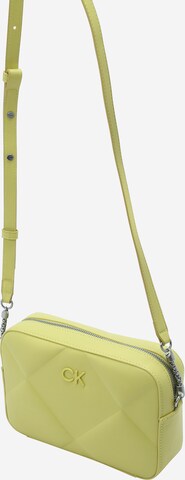 Geantă de umăr 'Re-Lock' de la Calvin Klein pe galben