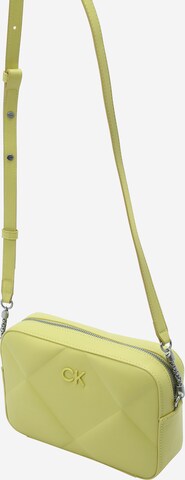 Calvin Klein - Bolso de hombro 'Re-Lock' en amarillo