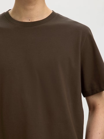 SELECTED T-Shirt 'SLHATLAS' in Braun