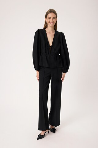 SOAKED IN LUXURY Blouse 'CENDRA STUDIO' in Black: front