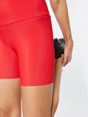 Skinny Pantaloni sportivi di Onzie in rosso
