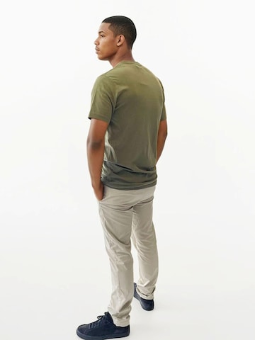 A Question Of (AQO) Bluser & t-shirts 'Anders Tee Garment Dyed' i grøn