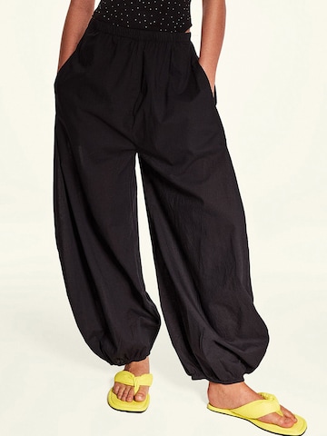 Bershka Tapered Trousers in Black: front