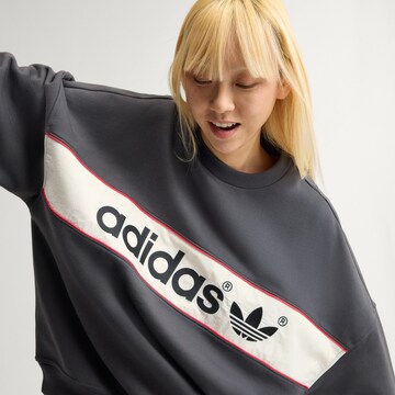 ADIDAS ORIGINALS - Sweatshirt 'AdiSignature NY' em preto