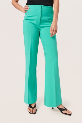 SOAKED IN LUXURY Flared Pants 'Corinne' in Green: front