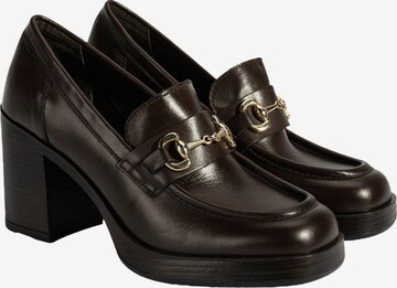 Desa - Mocasines 'Slip-Ons' en marrón: frente