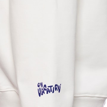 On Vacation Sweatshirt 'Sip Happens' in White