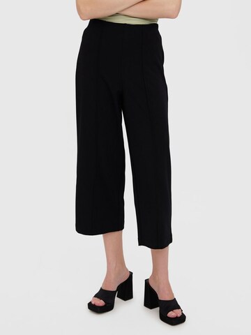 Wide leg Pantaloni cu dungă de la VERO MODA pe negru: față