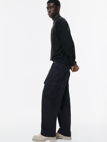 Pull&Bear Baggy Cargo trousers in Black