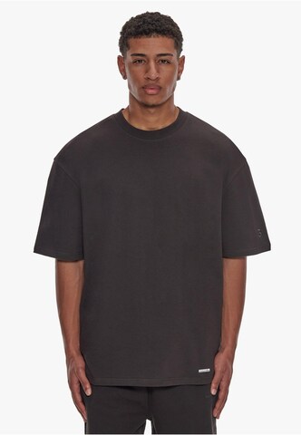 Dropsize T-shirt i svart: framsida